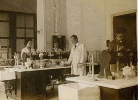 Marguerite Perey en el laboratorio
